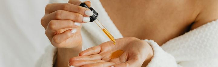 NOWE OBLICZE PIĘKNA: CZY AUTENTYCZNOŚĆ WYGRYWA Z PRESJĄ?